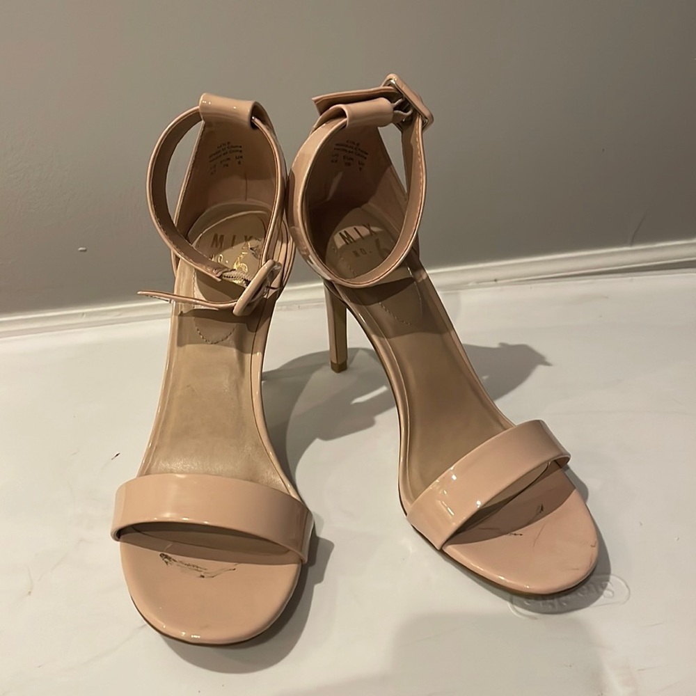 WOW stunning strapless sandals with buckle strap